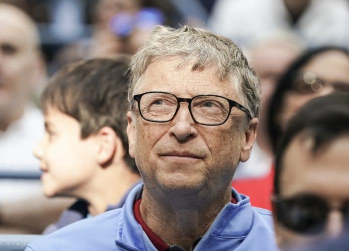 Bill Gates em meio a multidão