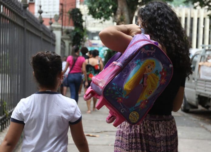 Crianças escola uniforme