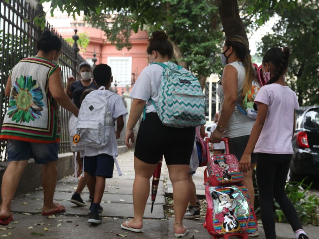 Crianças escola uniforme