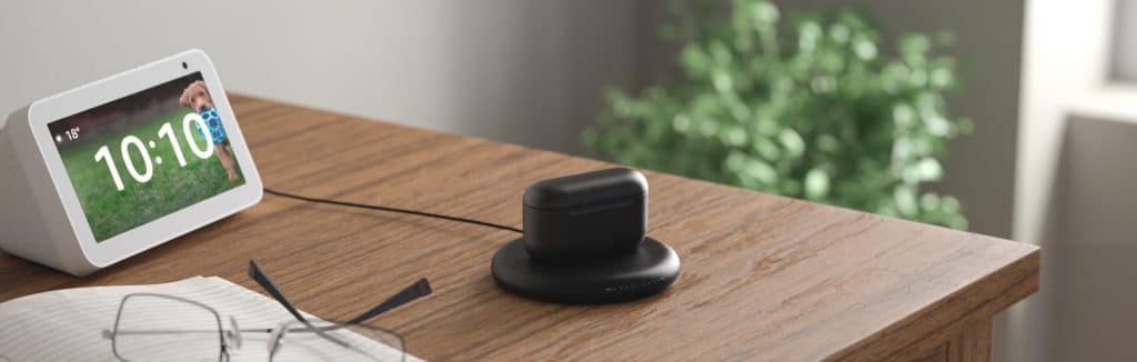 Amazon Echo Buds com estojo em recarga sem fio (Imagem: divulgação/Amazon)