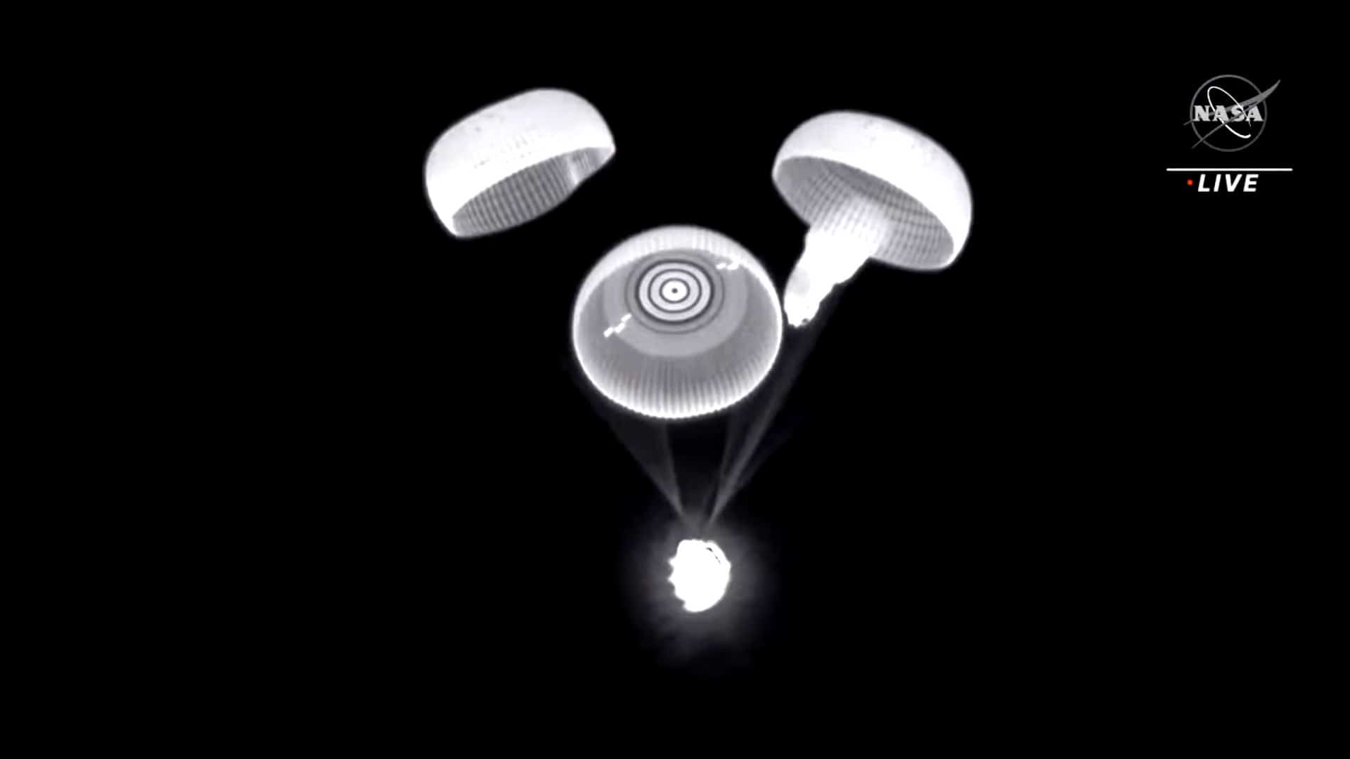 Módulo Dragon da SpaceX abrindo apenas 3 paraquedas em missão Crew-2 da Nasa