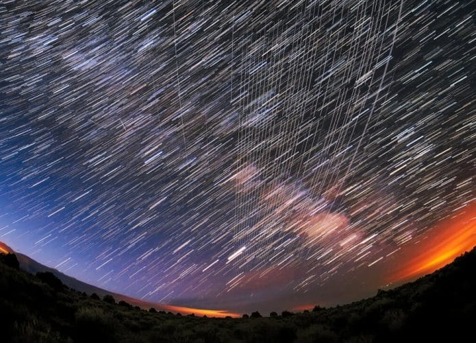 Passagem dos satélites Starlink sobre a Floresta Nacional de Carson, Novo México, EUA