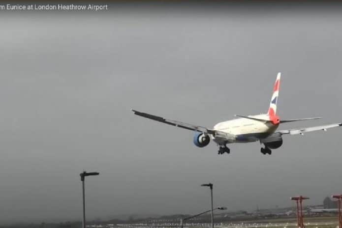 avião na tempestade
