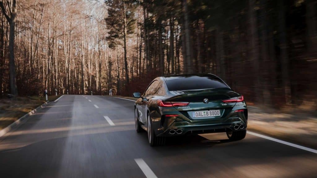 Alpina Gran Coupé 2023 correndo em uma estrada