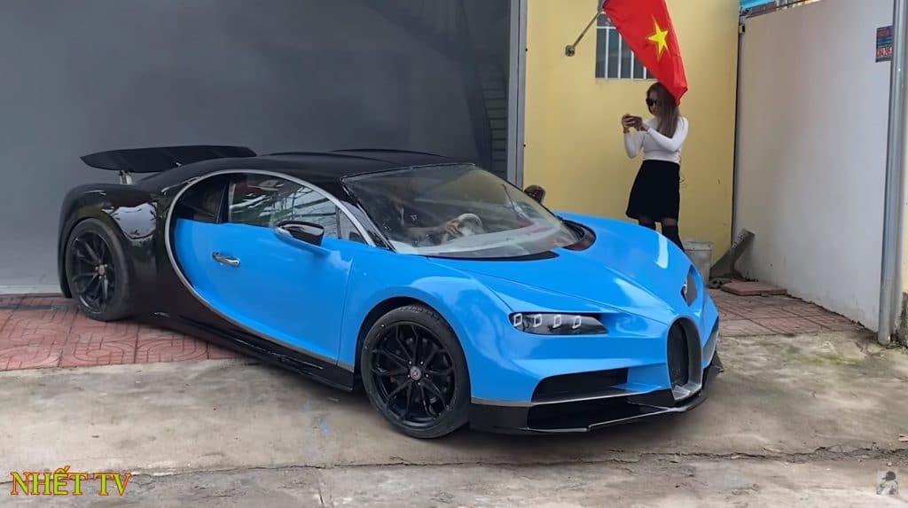 Réplica do Bugatti sendo fotografada