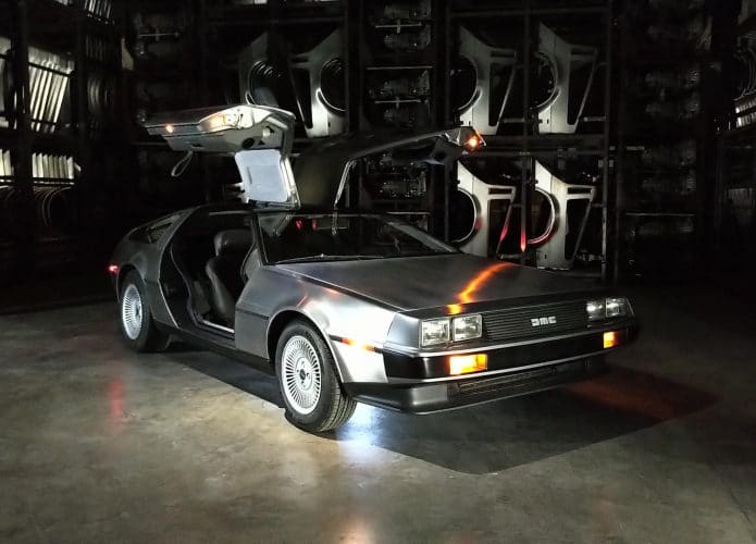 DeLorean em uma garagem com as portas abertas