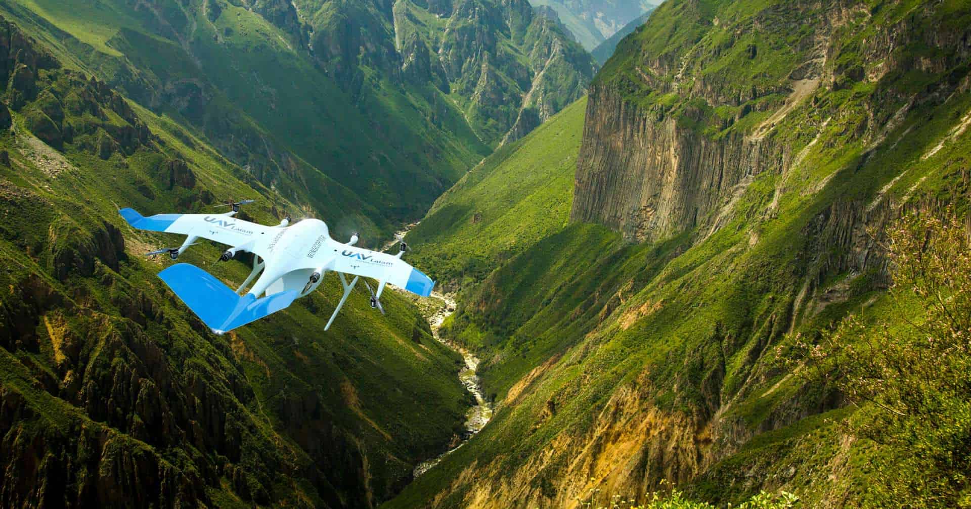 Um drone da empresa alemã sobrevoando os Andes peruanos