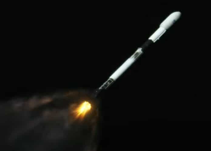 Decolagem de foguete Falcon 9 na missão CSG-2