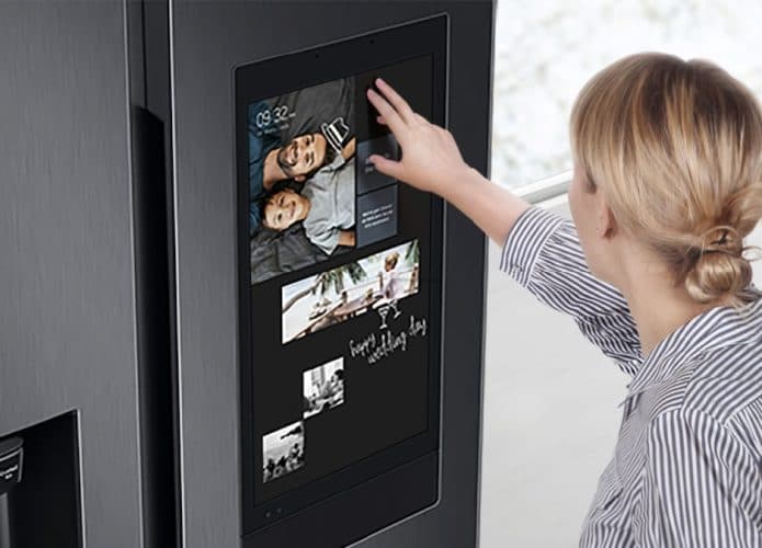 Geladeira Family Hub Side by Side da Samsung tem tela e soundbar integrada