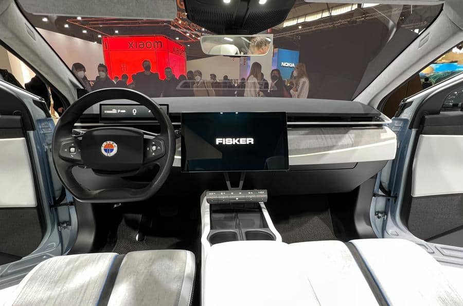 Imagem de dentro da cabine do Fisker Ocean