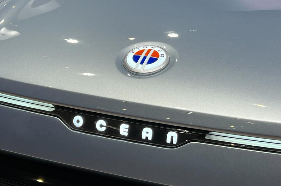 Detalhe de logo da Fisker