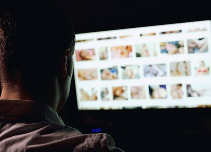Homem usando um site pornográfico