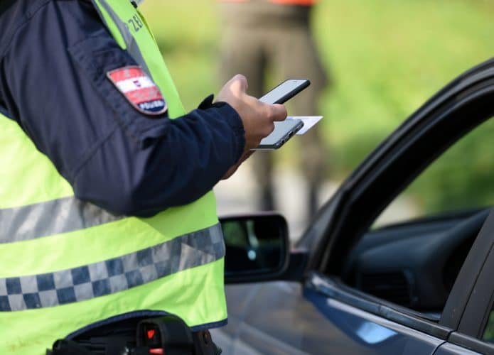 Policial parando um motorista para ilustrar que o infrator na Nova Zelândia disse que estava indo mais rápido do que o registrado pelo radar