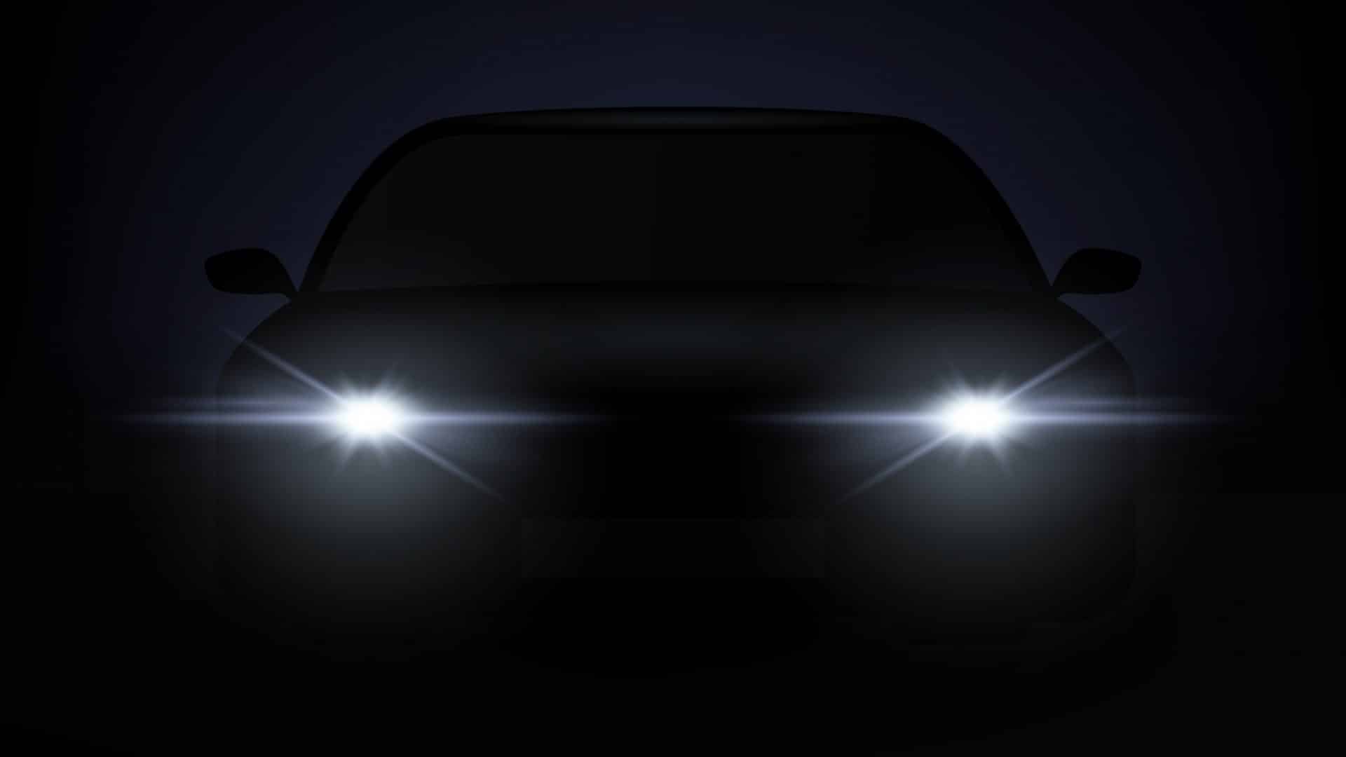 Um veículo com seus faróis acesos para ilustrar a tecnologia smart para dispositivos de iluminação adaptativos