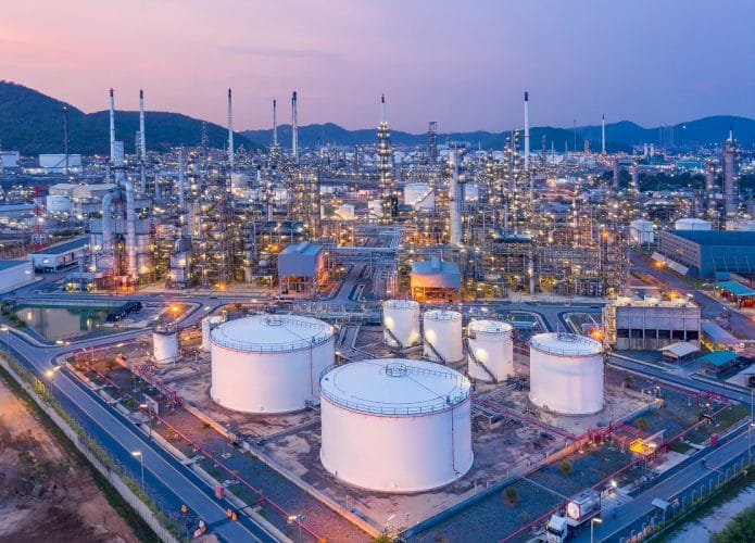 Imagem aérea de refinaria de petróleo