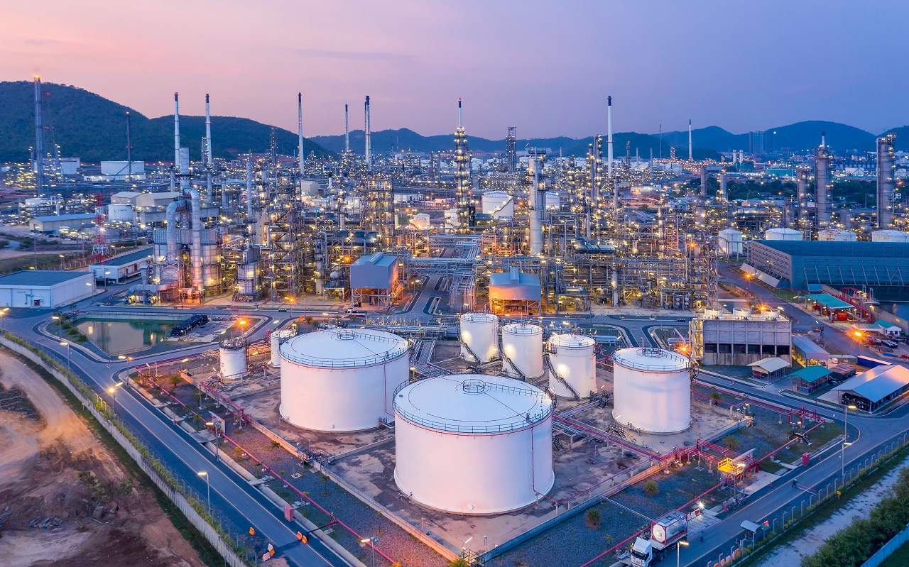 Imagem aérea de refinaria de petróleo