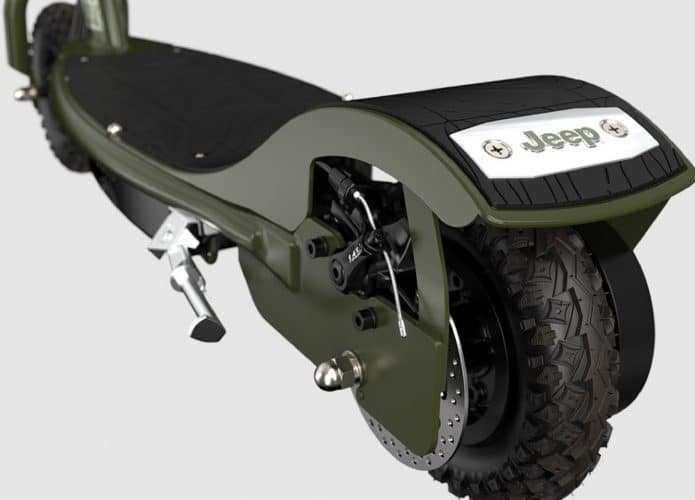 Detalhe da parte de trás do patinete elétrico da Jeep