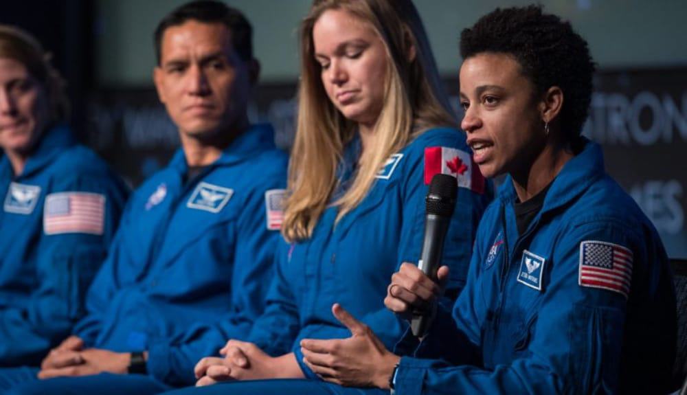 A astronauta Jessica Watkins (à frente, de microfone na mão) será a primeira mulher negra a voar em uma missão espacial de longo prazo, passando pelo menos seis meses dentro da ISS