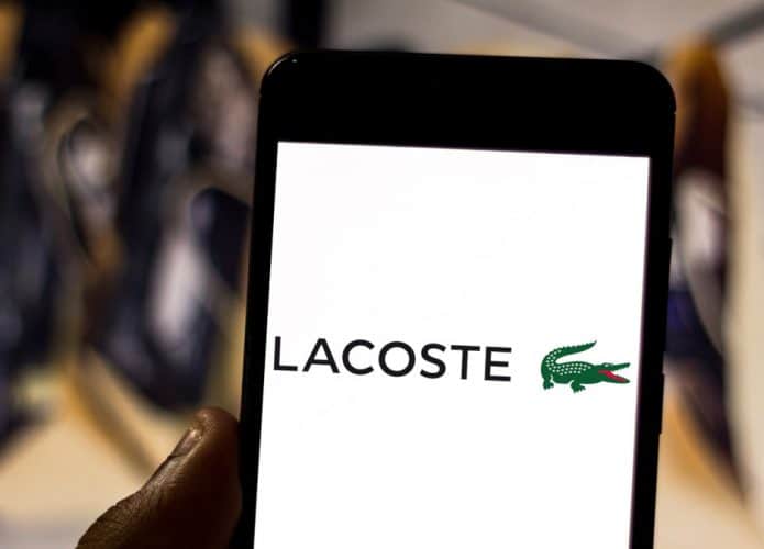 Celular com a logo da Lacoste