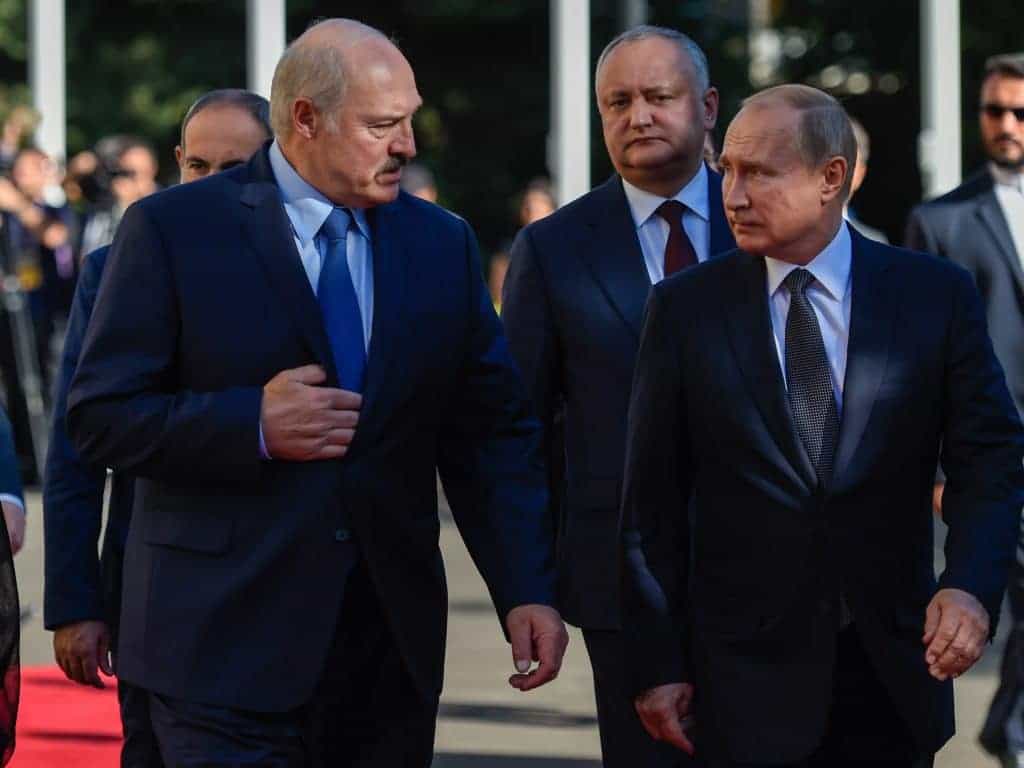 Aleksander Lukashenko (à esquerda), Presidente da Bielorrússia, e Vladimir Putin (à direita), Presidente Russo, acompanharam juntos manobras militares na manhã deste sábado (19). Imagem: Asatur Yesayants / Shutterstock