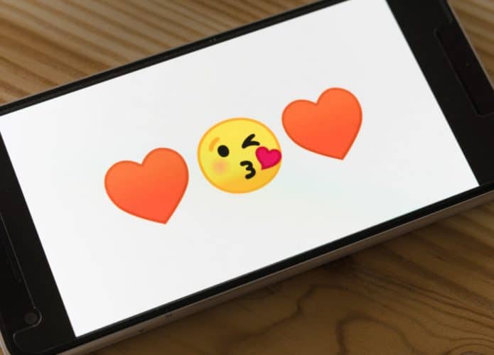 Emojis de coração, beijo e coração