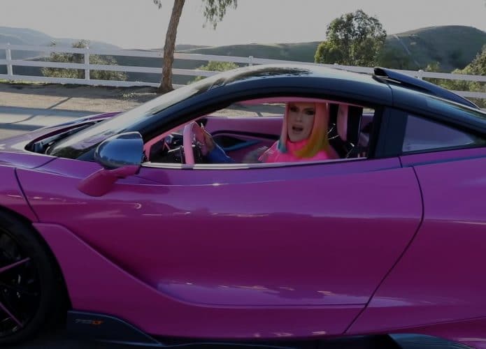 Jeffree Star dirigindo sua McLaren 765LT customizada Pink Magic