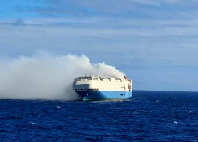 Navio Felicity Ace filmado queimando com sua carga de carros no Atlântico