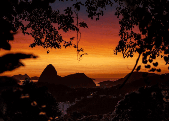 Pôr do Sol avermelhado no RJ, causado pelas cinzas da erupção de um vulcão em Tonga