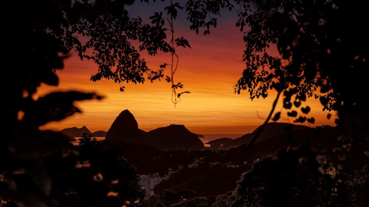 Pôr do Sol avermelhado no RJ, causado pelas cinzas da erupção de um vulcão em Tonga