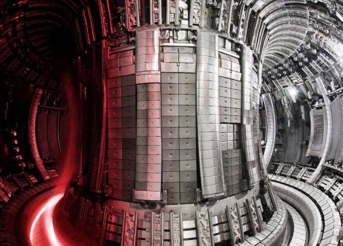 Interior do reator de fusão nuclear JET (Joint European Torus), na Inglaterra
