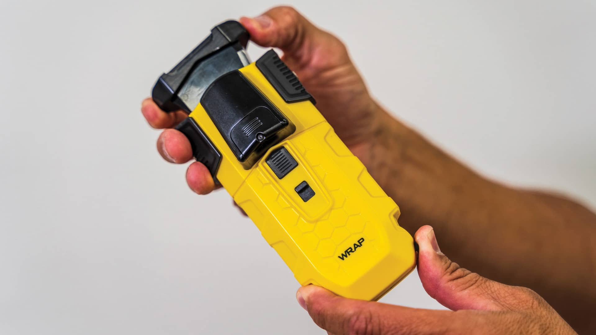 Equipamento de segurança BolaWrap, que lança laço para prender pessoas