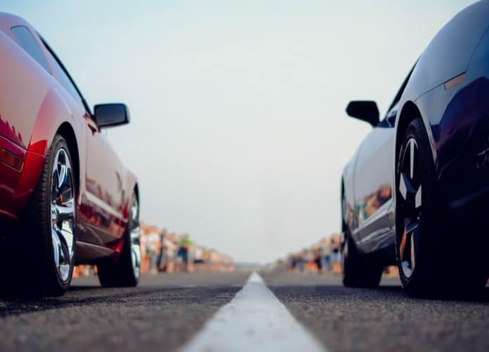 Racha, disputa entre carros, nas ruas, agora proibido pela lei que pune promoção de infrações de trânsito na internet