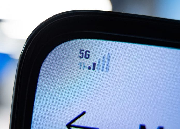 Visão aproximada do ícone de sinal 5G em um smartphone compatível com a tecnologia