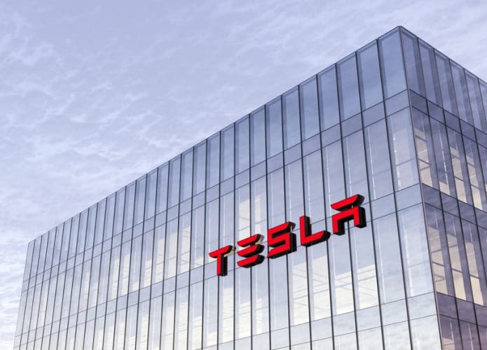 Fachada da sede da Tesla no estado da Califórnia