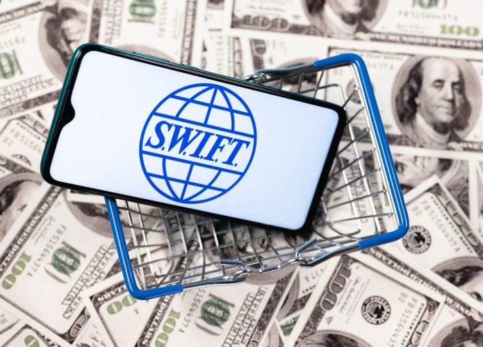 SWIFT é a Sociedade para a Rede Mundial de Telecomunicações Financeiras Interbancárias. Logo SWIFT na tela de um smartphone