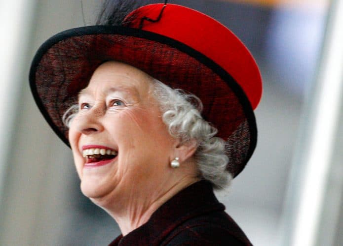 Rainha Elizabeth II sorri durante uma visita em Londres