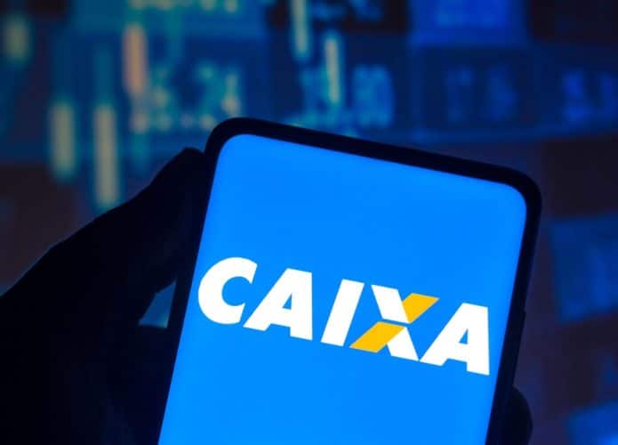 Logotipo da Caixa Econômica Federal (CEF) é visto exibido na tela de um celular