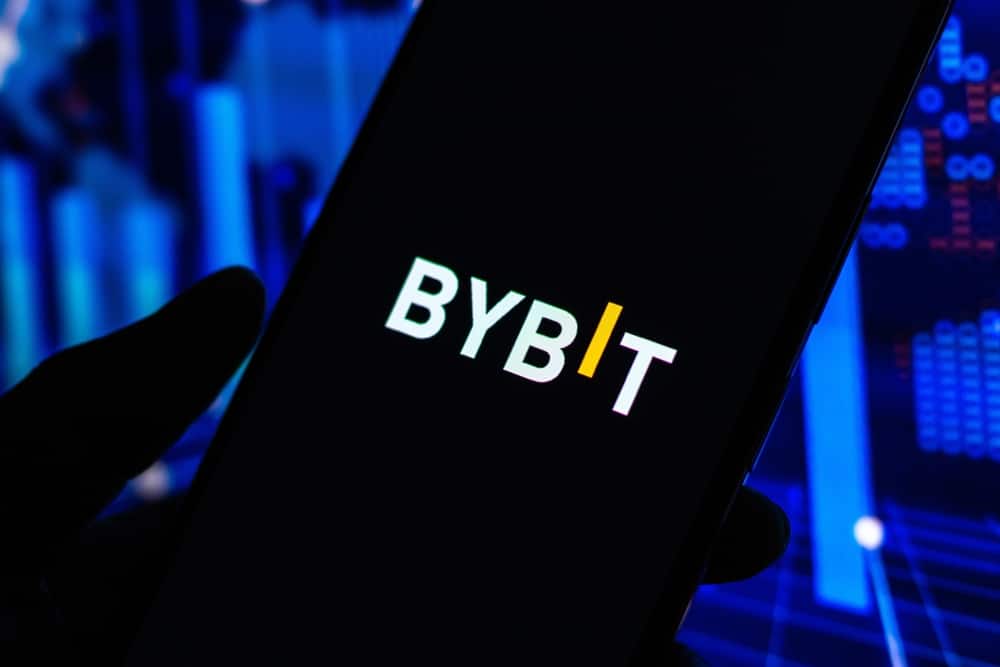 Logo Bybit na tela de um telefone 