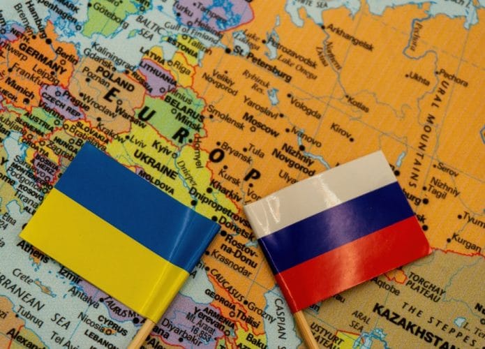 Bandeiras da Ucrânia e Rússia colocadas em um mapa do continente europeu