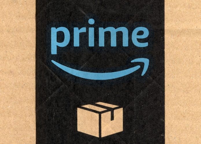Etiqueta do serviço de entregas Amazon Prime na caisa de uma encomenda