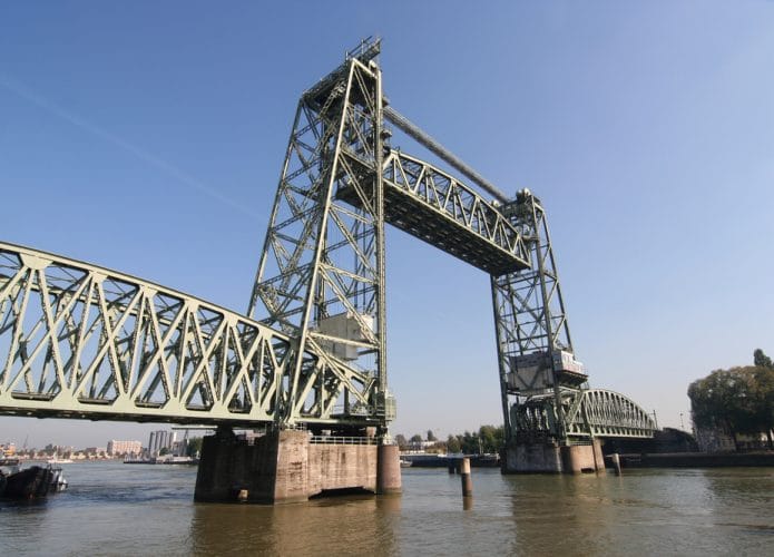 A ponte será desmontada para dar espaço ao iate de Jeff Bezos