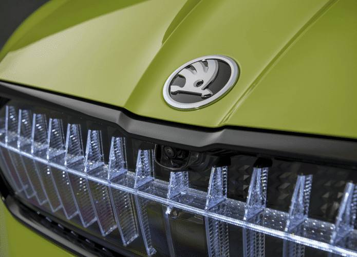 Dianteira do carro elétrico Skoda Enyaq iV