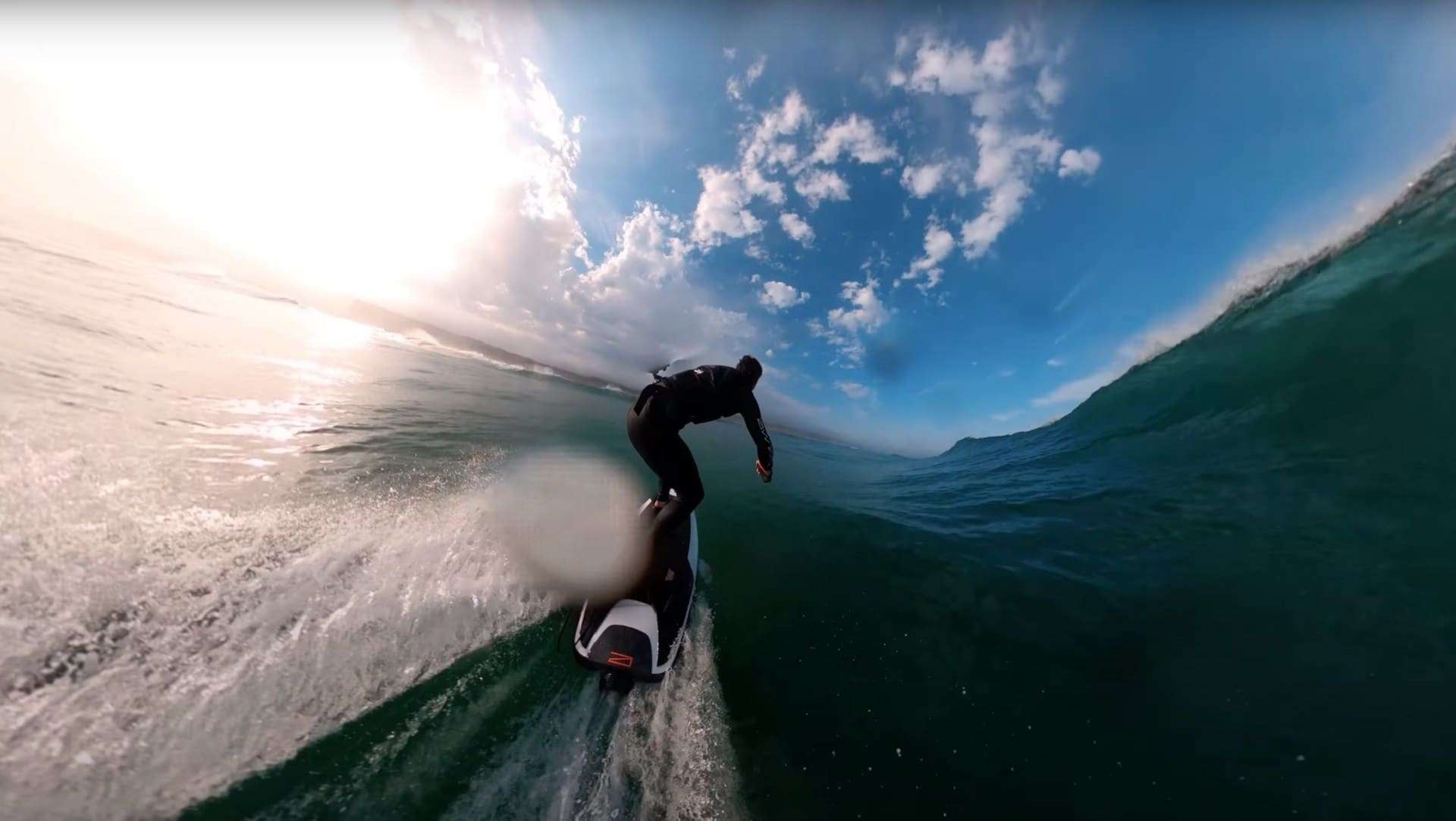 Prancha de surf elétrica leva o surfista a quase 60 km/h pelas águas e pode custar mais de R$ 100 mil