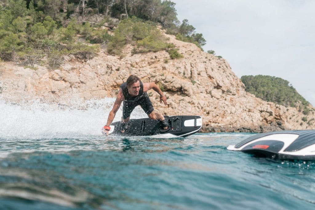 Homem sobre a prancha de surf elétrica