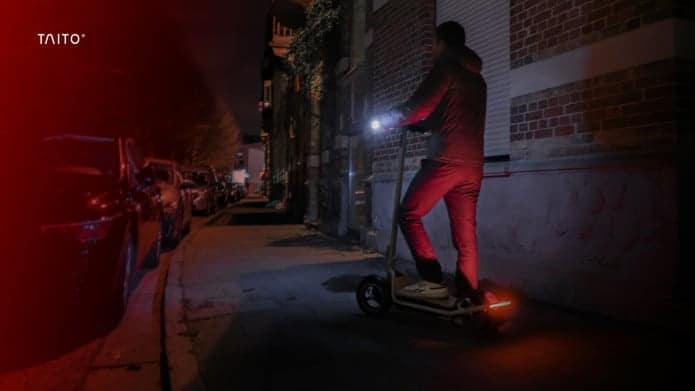 Usuário do patinete à noite