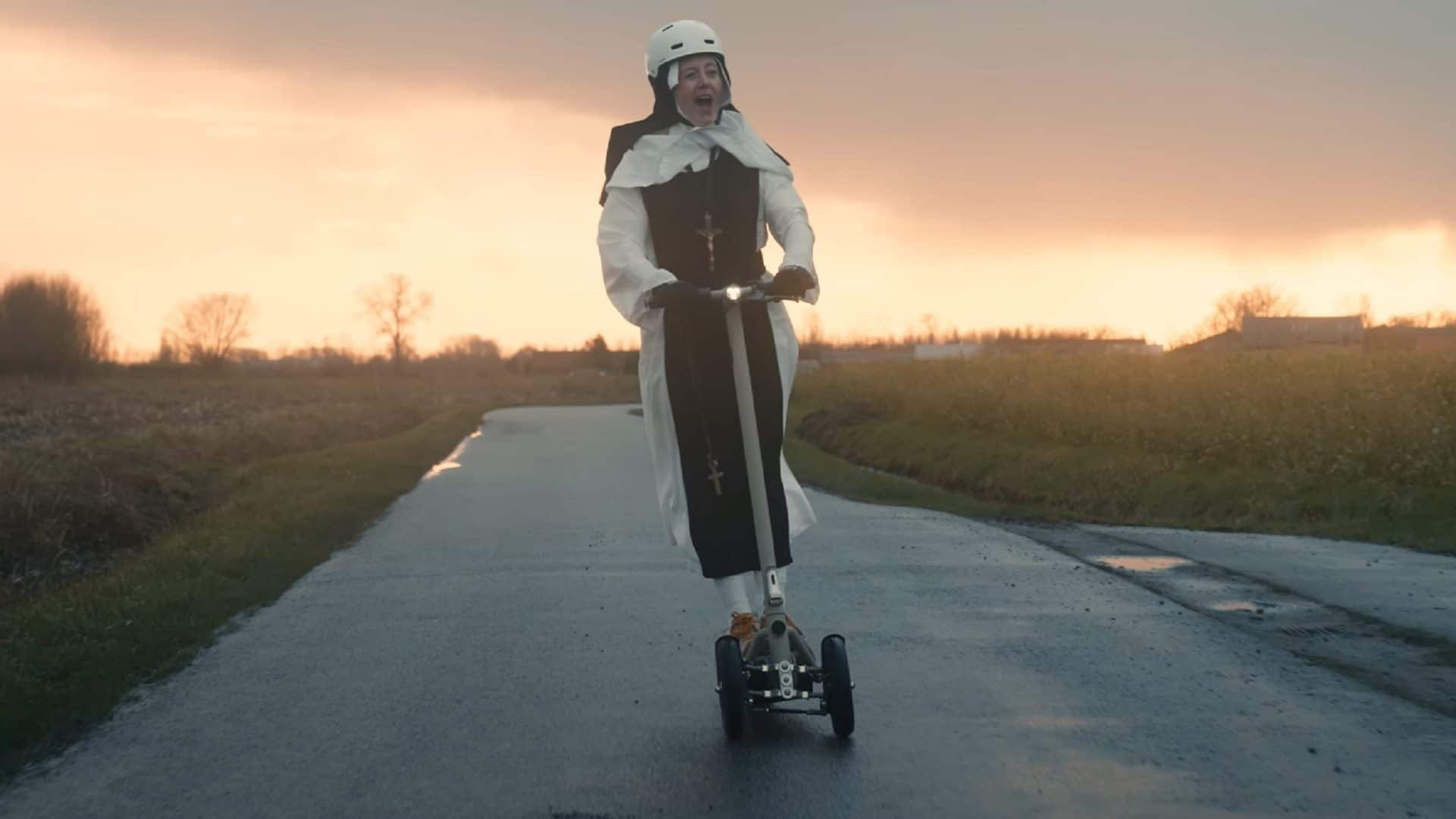 Uma freira passeando com o patinete