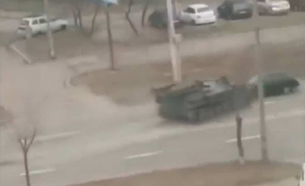 Tanque atinge carro de civil em Obolon, na Ucrânia