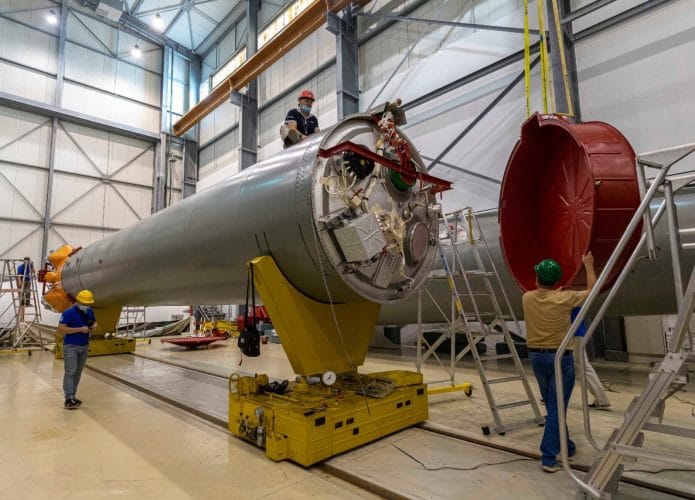 Trabalhadores russos montam um foguete Soyuz para o lançamento de satélites para a Agência Espacial Europeia em dezembro de 2021