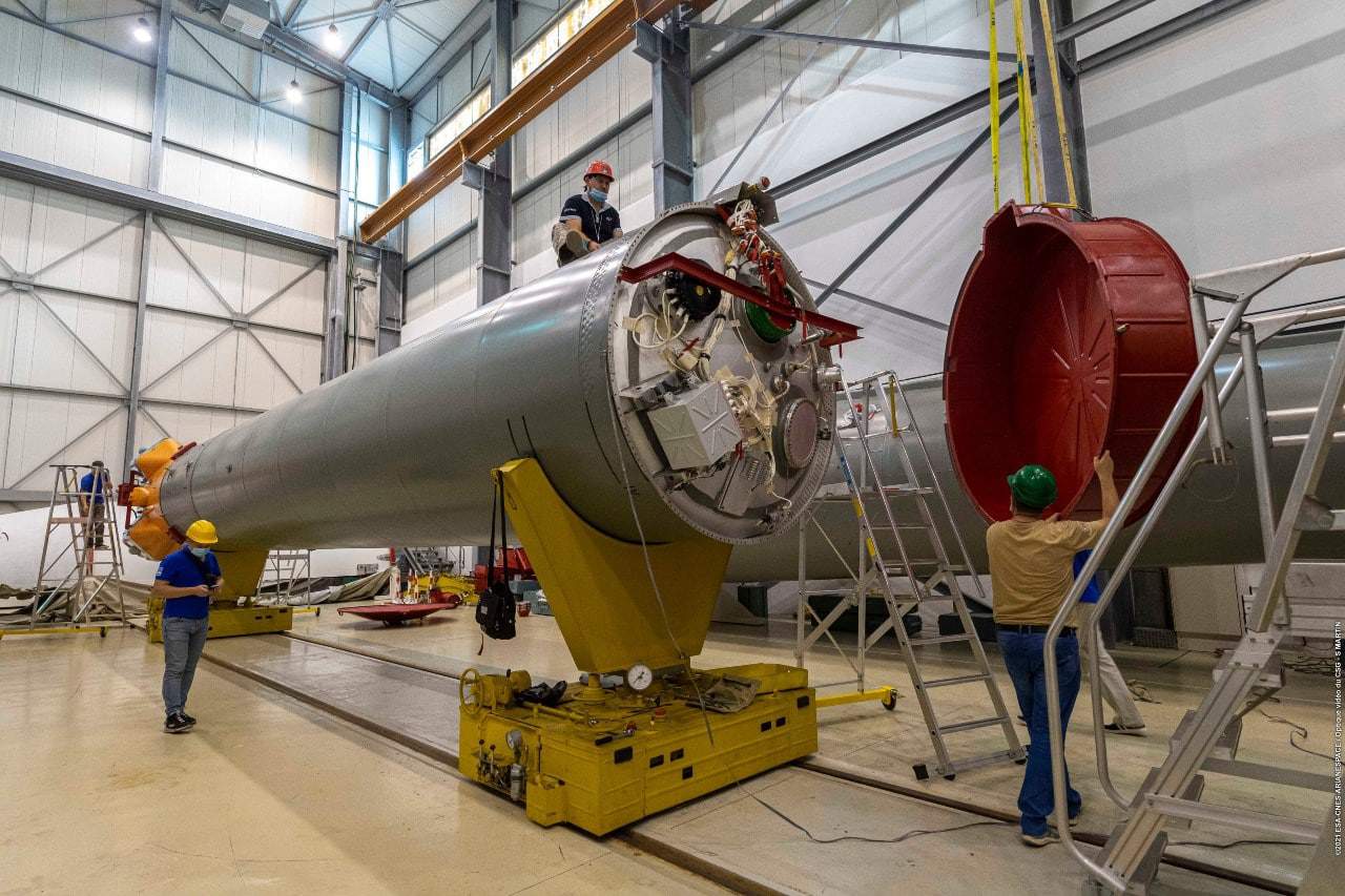 Trabalhadores russos montam um foguete Soyuz para o lançamento de satélites para a Agência Espacial Europeia em dezembro de 2021