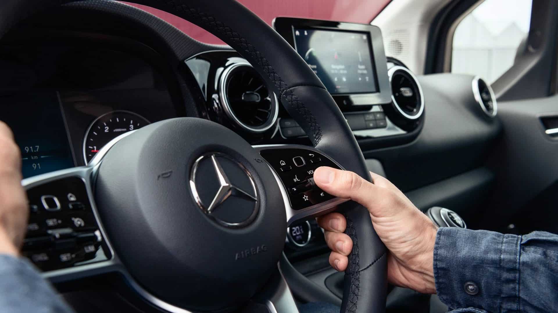 Volante de um veículo da Mercedes-Benz